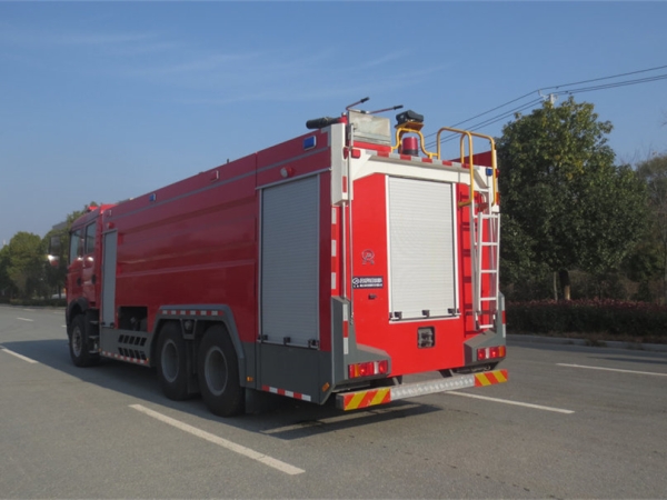 重汽豪沃16噸水罐消防車