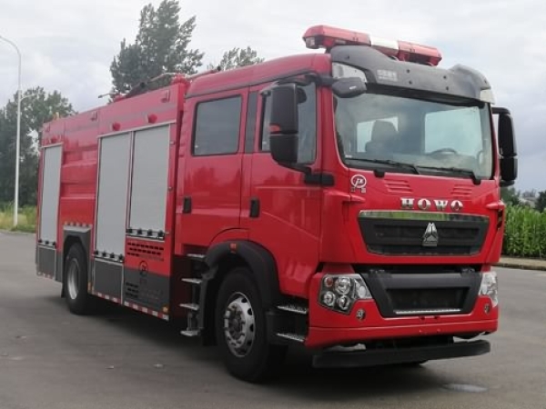 干粉水聯用消防車