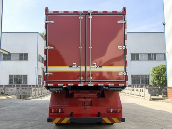 汕德卡自裝卸式消防車