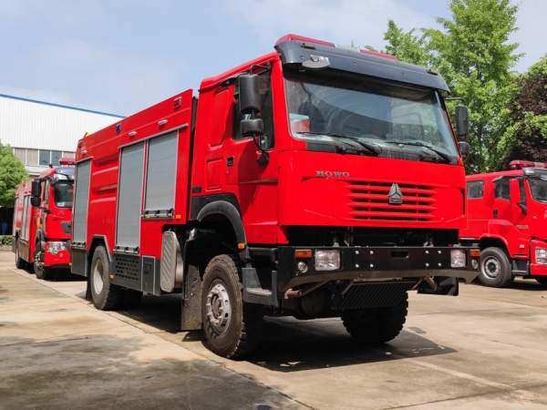 四驅豪沃5.5噸水罐消防車